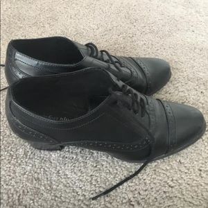 Black lace up shoe with chunky heel